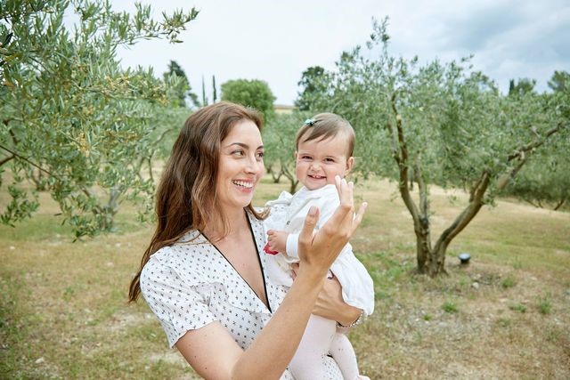 Amalia dans les bras de sa maman, Claire du Luxembourg